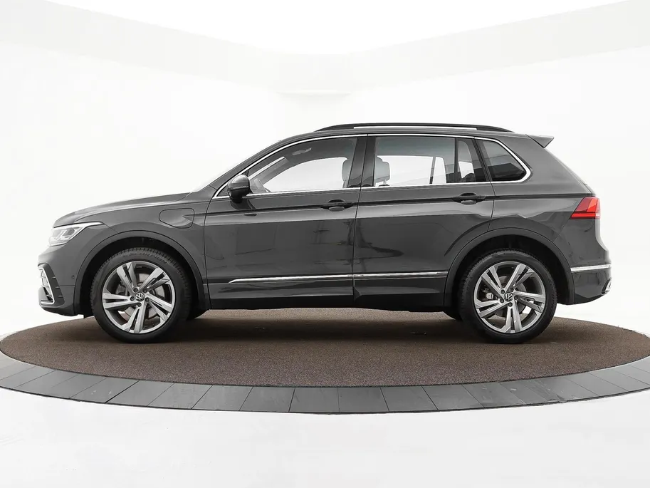 Volkswagen Tiguan 1.4 TSI 245pk DSG eHybrid R-Line Business · Apple/Android Car Play · Wegklapbare Trekhaak · Alarm · Dodehoek Detectie · Stoel-& Stuurverwarming · 19'' Inch ·