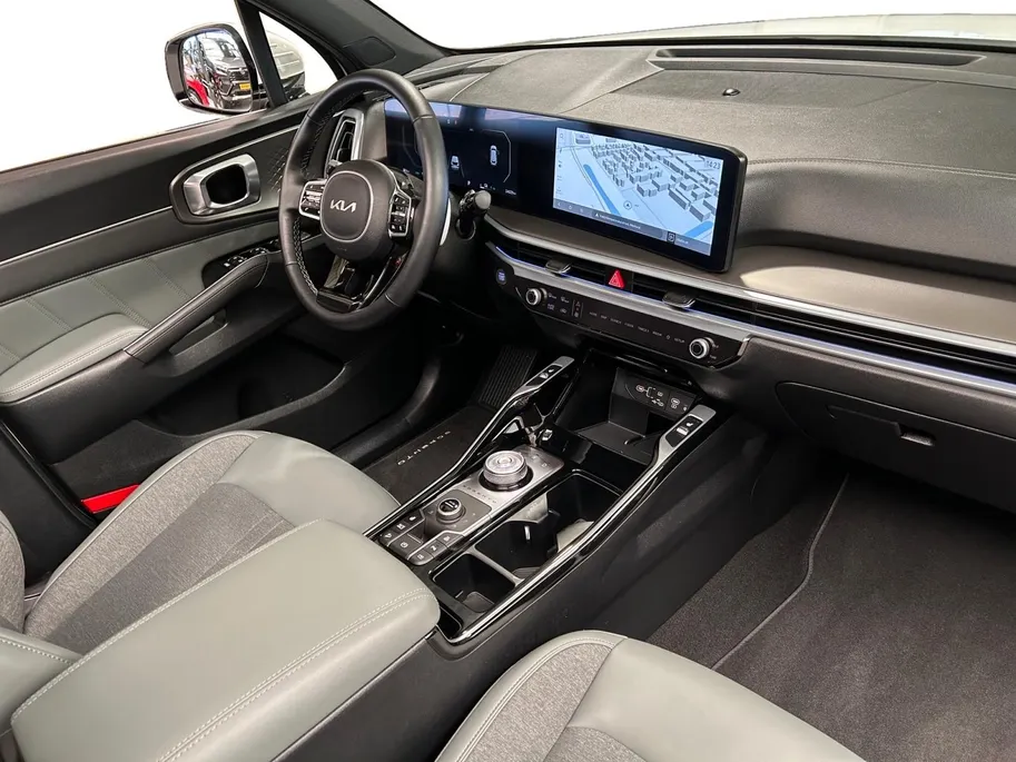 Kia Sorento 1.6 T-GDi Plug-in Hybrid 4WD DynamicPlusLine 7p | Apple Carplay / Android Auto | Navigatiesysteem | Licht + Regensensor | Stoel + Stuurverwarming | Elektrisch Verstelbare Bestuurdersstoel | Elektrisch Bedienbaar Schuif / Kanteldak | Elektrisch bedienbare 