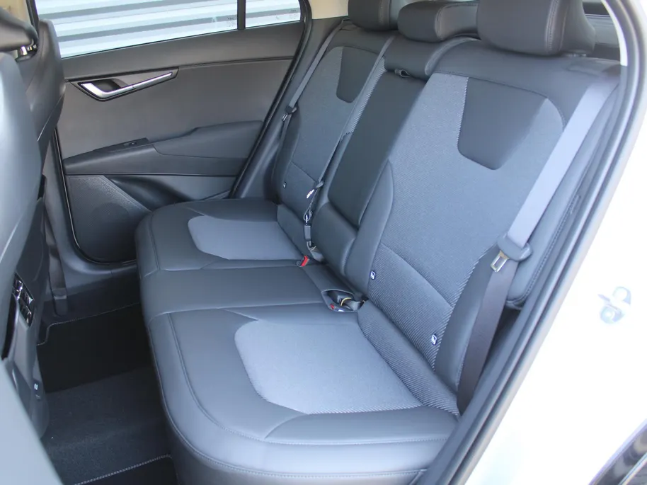 Kia Niro 1.6 GDi Hybrid DynamicPlusLine | Stuur-/stoelverwarming | Schuifdak | Elek. stoelverstelling + achterklep | Dodehoekdetectie | Camera | Telefoonlader | HK audio | LED |