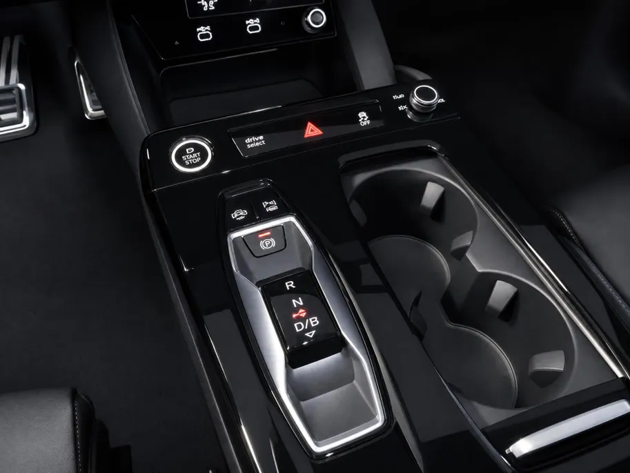 Audi A6 e-tron S edition 83 kWh 286 PK · Optiek zwart · Trekhaak elek. wegklapbaar · Lederen bekleding · 21'' LM velgen · Winterpakket