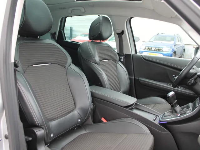 Renault Scénic 1.3 TCe Intens 140 PK | Trekhaak | Panoramisch dak | ECC | Camera achter | 1850 KG geremd |