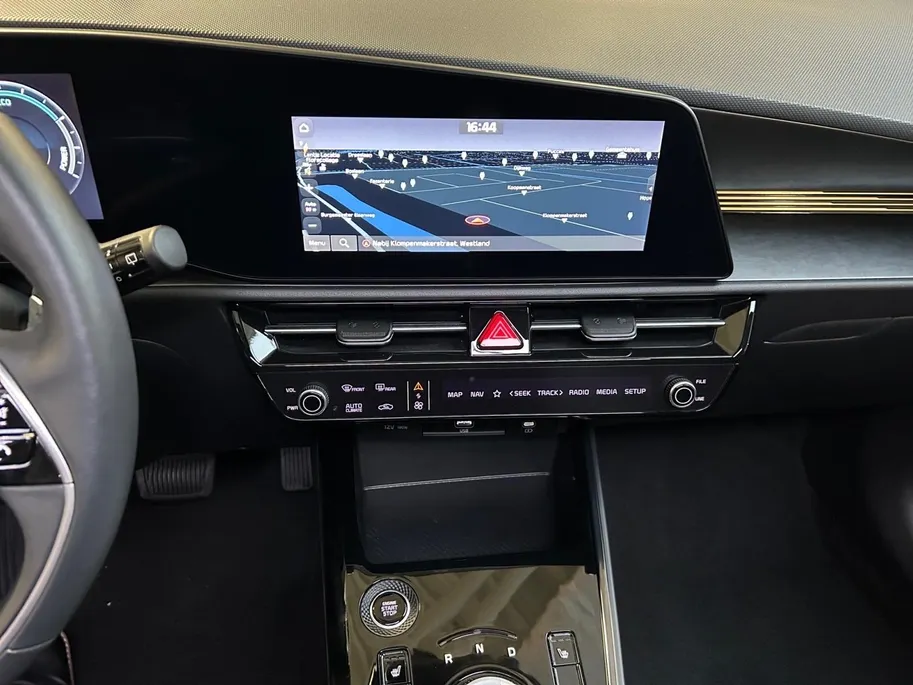 Kia Niro 1.6 GDi PHEV DynamicPlusLine | Apple Carplay / Android Auto | Navigatiesysteem | Stoel  + Stuurverwarming | Elektrisch Schuif / Kanteldak | Licht + Regensensor | Parkeersensoren Voor + Achter | ParkeerCamera  Achter | Elektrisch Bedienbare Achterklep | 18
