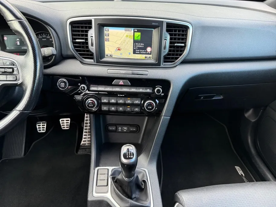 Kia Sportage 1.6 T-GDI GT-Line First Edition | NAVIGATIE | CLIMATE & CRUISE CONTROLE | LEDER | TREKHAAK | ALL SEASON BANDEN |