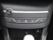 Peugeot 308 1.2 PureTech Allure | Panoramadak | 17” LM | Parkeersensor v+a | Navi | Cruise | Clima | Apple CarPlay/Android Auto |