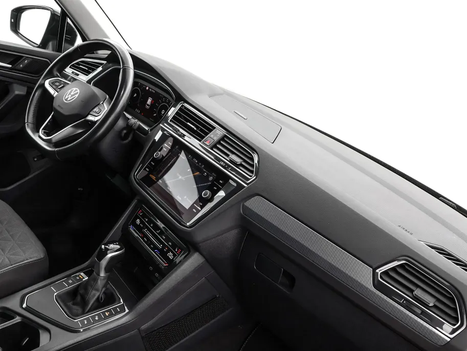 Volkswagen Tiguan 1.4 TSI eHybrid 245pk DSG Life Business · Camera · Inklap. Trekhaak · Stuur- & Stoelverwarming · Parkeerassistent · Apple/Android Car Play ·