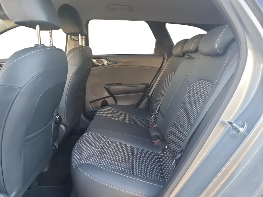 Kia Ceed Sportswagon 1.0T DynamicPlusLine DEMO | Direct beschikbaar | Stoel en stuurverwarming | Dodehoekdetectie | Getinte ramen achter | Elektrische achterklep | Keyless met startknop | Parkeersensoren voor en achter |