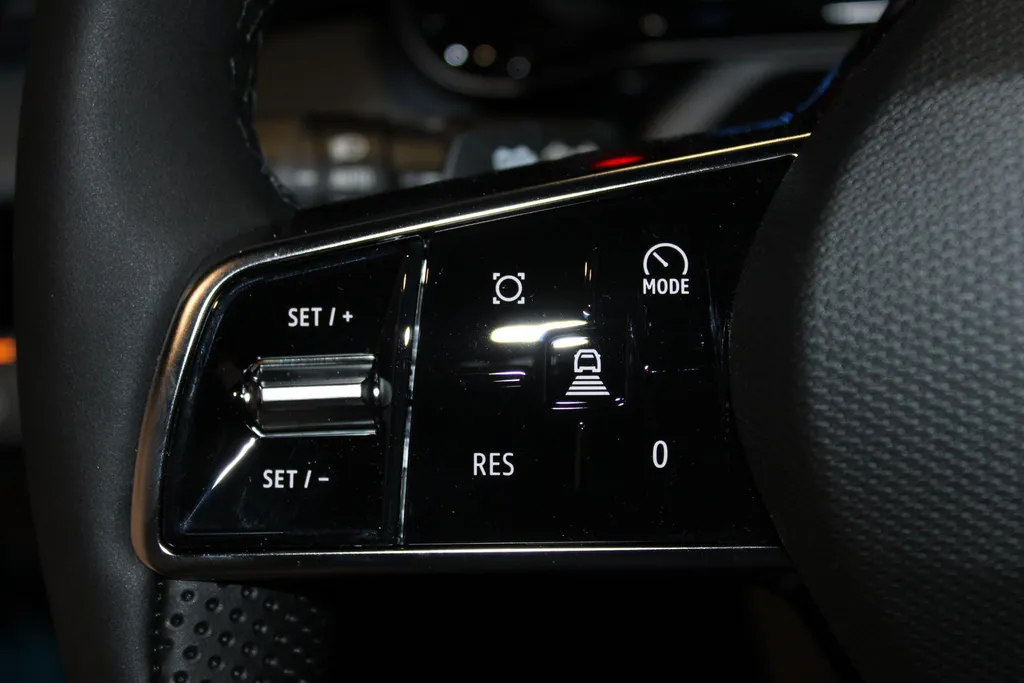 Nissan Micra 52 kWh EVOLVE A/T *Google assist*Parkeersensoren voor en achter*Climate regeling*stoel en stuurverwarming*E-padel stop*Adaptive cruise controle*LM-wielen*4x drive modus*Key card*417km WLTP*