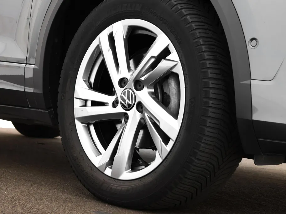 Volkswagen T-Roc 1.5TSI/150PK R-Line Business+ · Panoramadak · Trekhaak · Camera · Apple/Android Car Play · Navigatie · Stoelverwarming · Garantie t/m 09-10-2027 of 100000km.