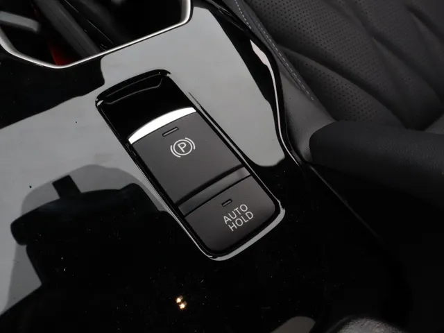 Mitsubishi Outlander 2.4 PHEV Black Edition All Seasons | Yamaha sound