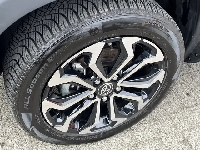 Toyota Yaris Cross 1.5 Hybrid 130 Dynamic | Stuur en Stoelverwarming | All Seasons