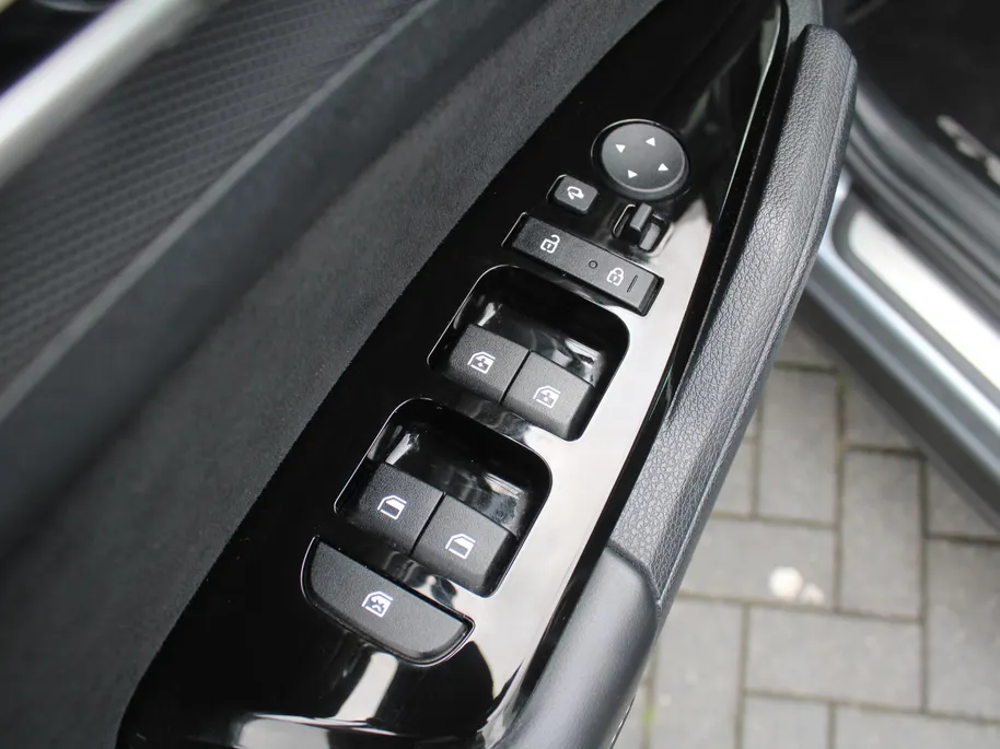 Kia Sportage 1.6 T-GDi Hybrid GT-Line | Stuur-/stoelverwarming | Elek. stoelverstelling + achterklep | Schuifdak | 18' LM | Cruise adapt. | Camera |