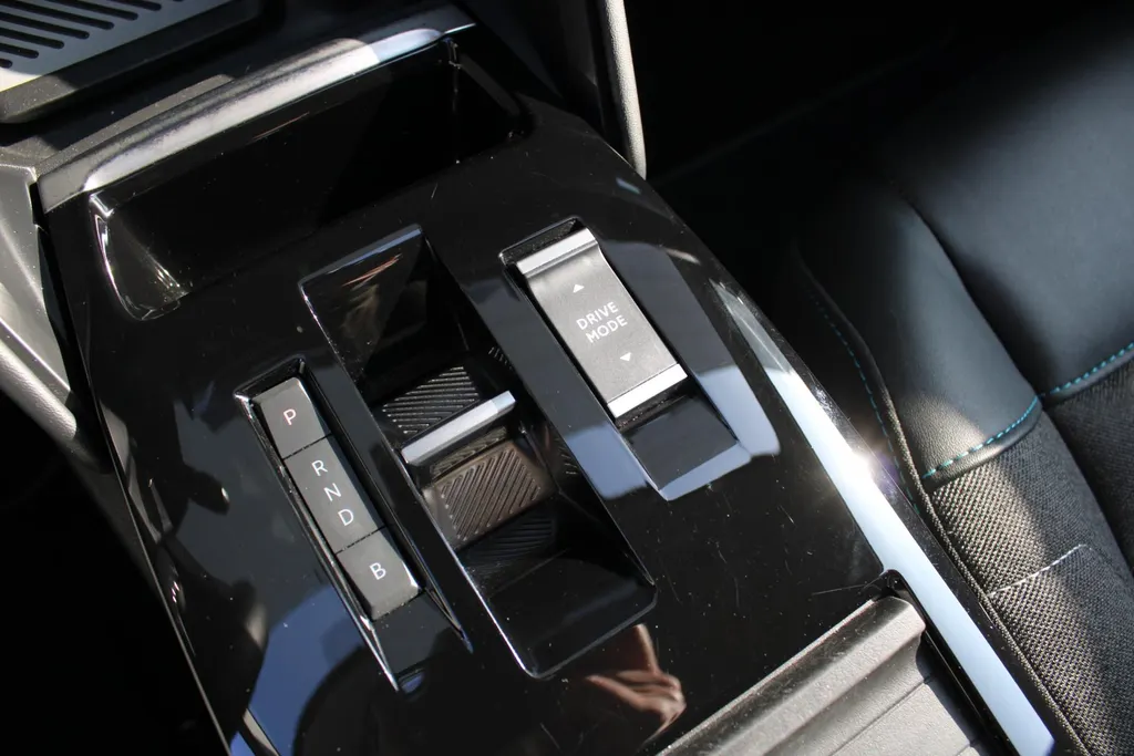 Citroën ë-C4 Shine 50 kWh | Airco | Cruise | Navi | Keyless | Trekhaak | LM Velgen | Heads Up Display | Stoelverwarming |