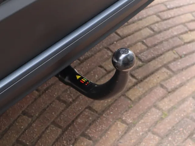 Toyota C-HR 2.0 PHEV 220 First Edition | Trekhaak | Stuur en stoelverwarming VERKOCHT