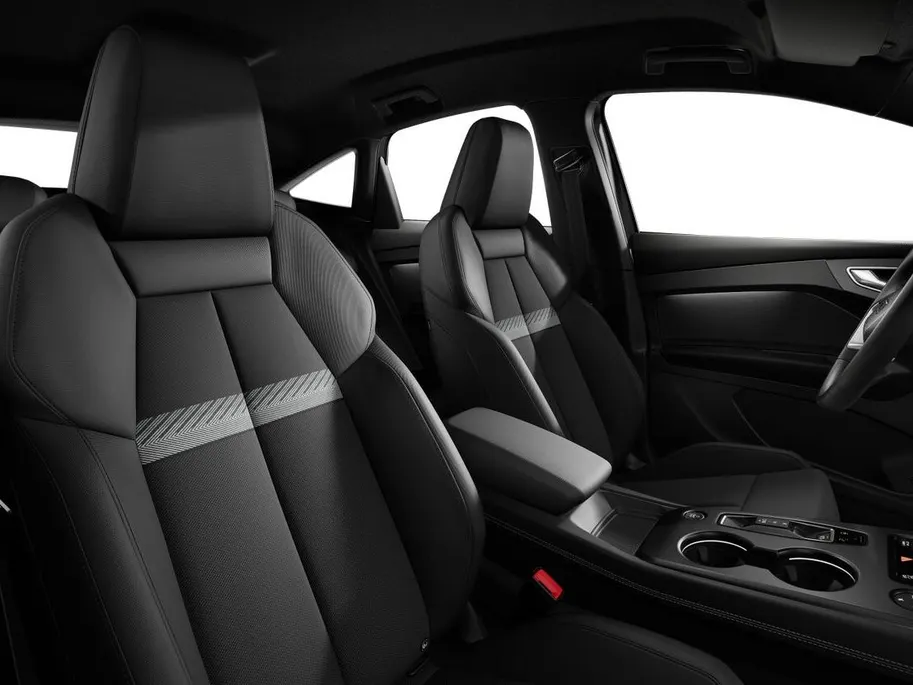 Audi Q4 Sportback e-tron Advanced edition 204 PK · Hemelbekleding zwarte stof · Lendensteunen · Trekhaak elek. wegklapbaar