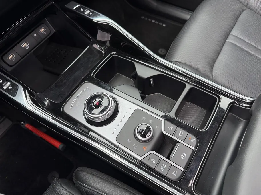 Kia Sorento 1.6 T-GDI Plug-in Hybrid 4WD Edition 7p. | Dealer onderhouden | Trekhaak | Apple Carplay / Android Auto | Navigatiesysteem | Elektrisch Schuif / Kanteldak | Head-up Display |  Elektrisch Verstelbare Voorstoelen | Bestuurdersstoel Met geheugen | Stoelverwa
