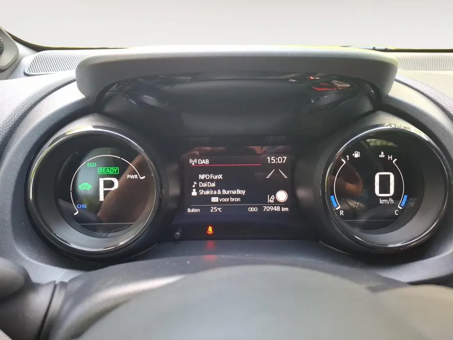 Toyota Yaris 1.5 Hybrid Executive | JBL AUDIO | GLAZEN DAK | HEAD UP DISPLAY | ZWARTE VELGEN | UNIEKE SAMENSTELLING |