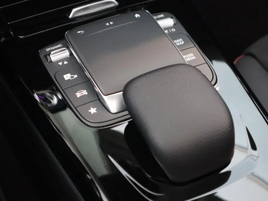 Mercedes-Benz CLA 200 AMG Line l Panoramadak l Stoelverwarming l Carplay