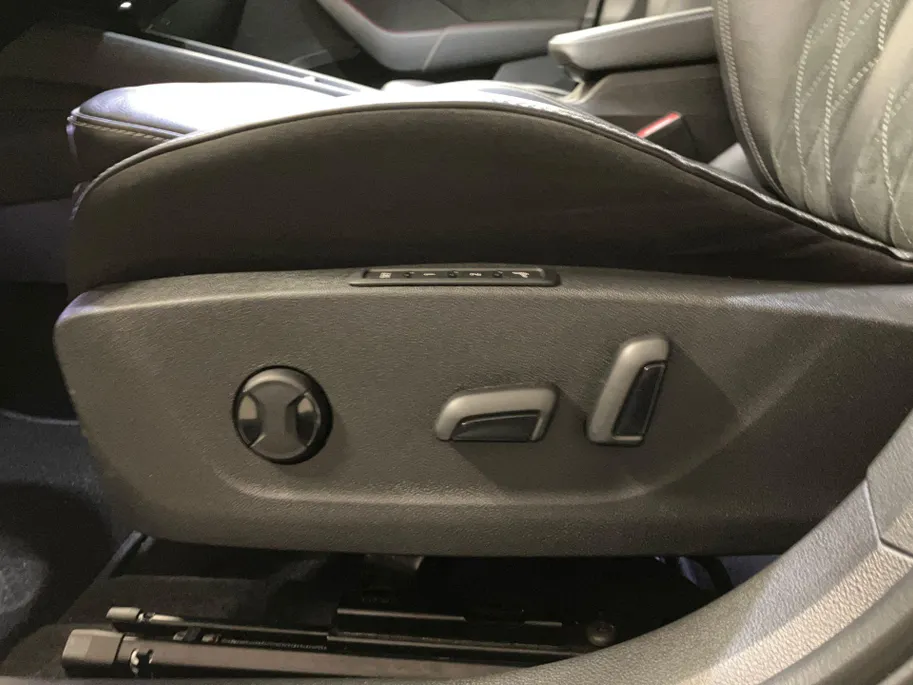 Škoda Octavia Combi 1.4TSI 180kW/245PK iV PHEV RS · Navigatie · Leder/Alcantara · Apple/Android Car Play · Elektrische stoelverstelling ·