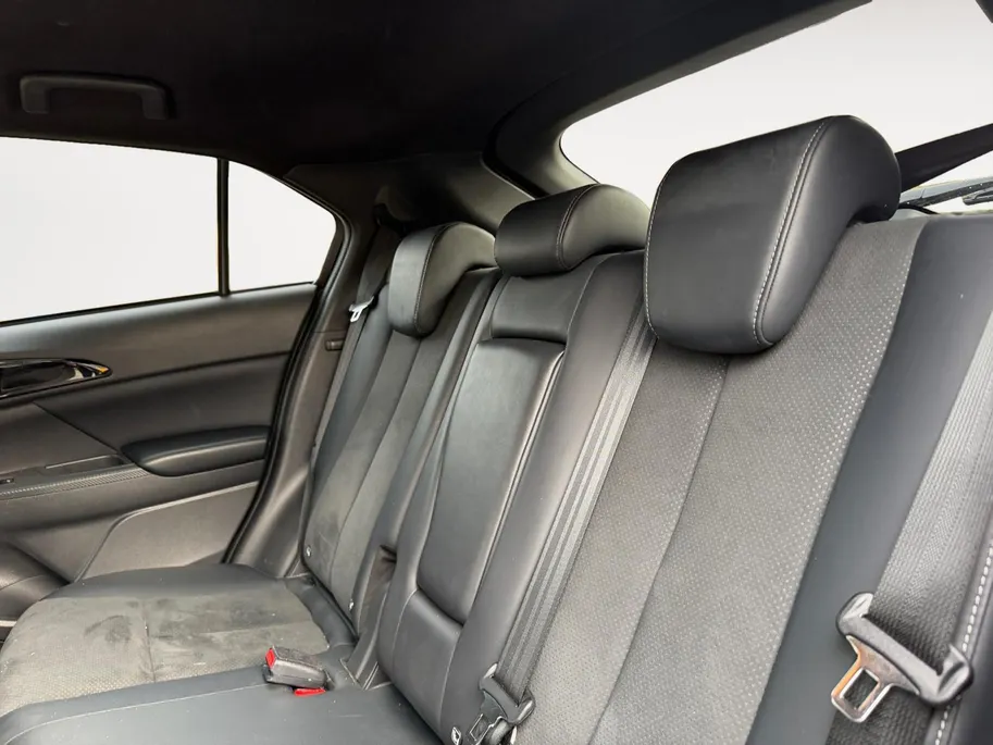 Mitsubishi Eclipse Cross 2.4 PHEV Intense+ Apple Carplay/Android Auto , stoel en stuurverwarming , camera , tel , cruise , climate , lm velgen , navigatie