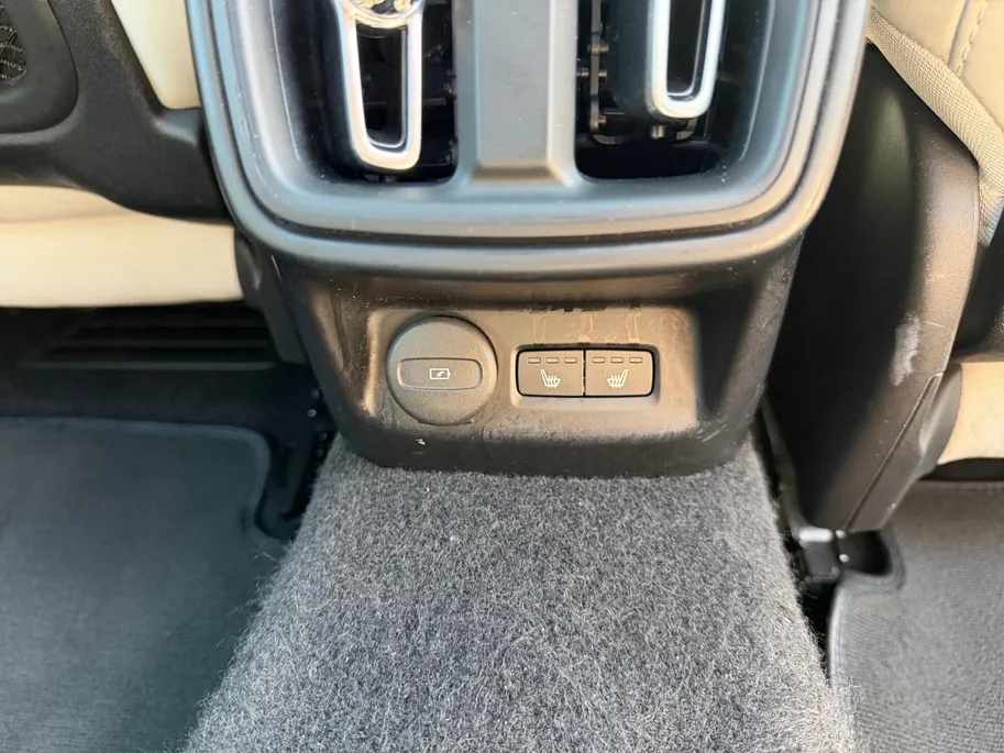 Polestar 2 Long Range Dual Motor Performance Plus 82 kWh 90 % SOH! Uniek 469PK | Gele gordels + klauwen | Full leather | Glassroof | Stoelverwarming + verkoeling |