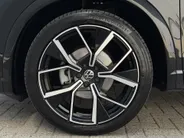 Volkswagen Tiguan 1.5 eTSI R-Line Business | Elektrisch wegklapbare trekhaak | Stoelmassage | Elektrisch bedienbare achterklep | Achteruitrijcamera | Parkeersensoren voor- en achter | Navi | Adaptive cruise control | Sportstoelen