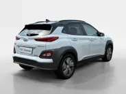 Hyundai Kona EV Premium 64 kWh | 99% SOH | Achteruitrijcamera | Head Up Display | Dodehoek Detectie | Lederen Bekleding | Climate Control |
