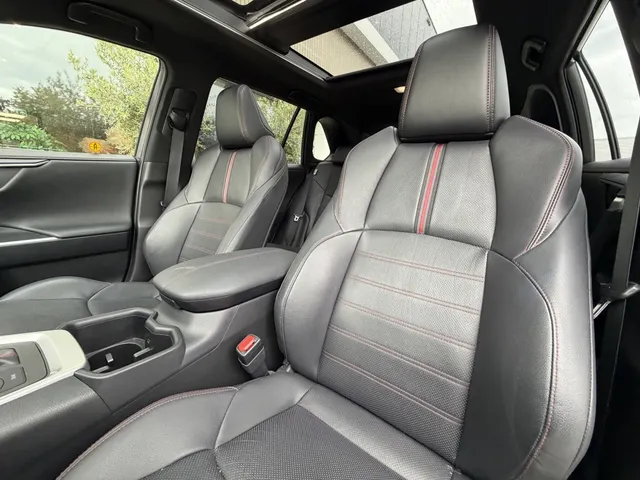 Toyota RAV4 2.5 PHEV Bi-Tone+ AWD | Trekhaak | Panoramadak | Stoel Verwarming & Ventilatie |