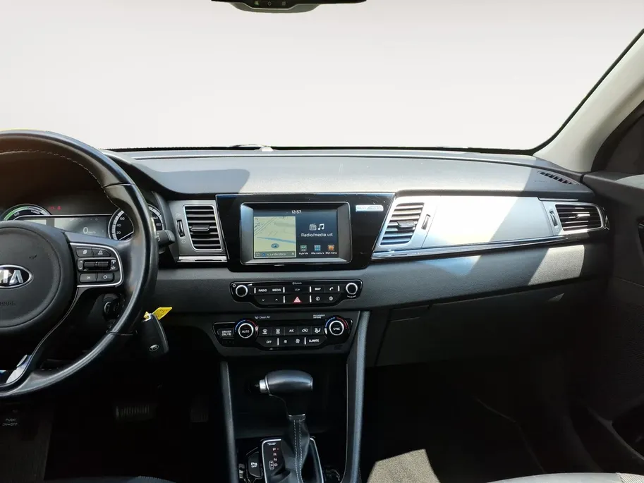 Kia Niro 1.6 GDi Hybrid First Edition achteruitrijcamera , navigatiesysteem full map , electronic climate controle , cruise , parkeersensor , lm velgen zwart .