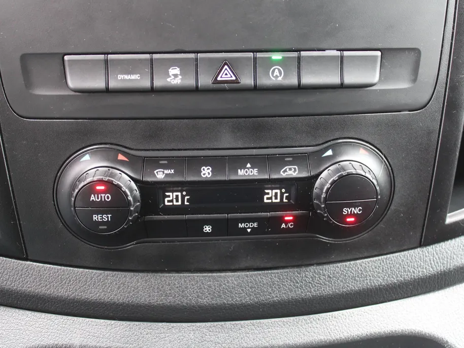 Mercedes-Benz Vito 119 CDI | Trekhaak | Camera | PDC  | 19' LM | Clima | Dodehoekdetectie | Comfortstoelen | LED | Automaat | Zeer nette bus |