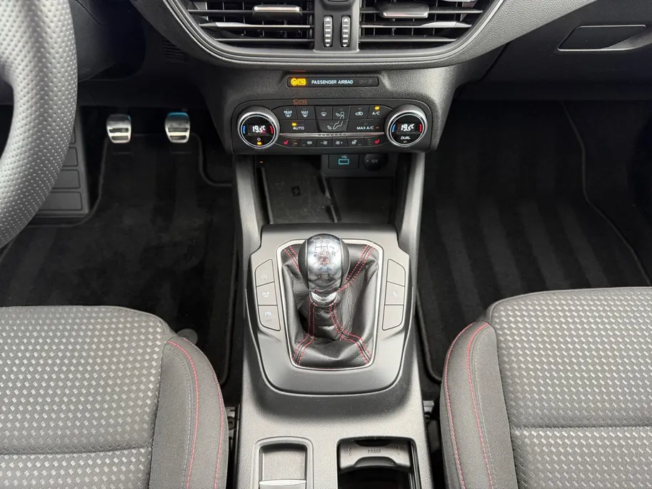 Ford Focus 1.0 EcoBoost Hybrid ST Line Style | Dealer onderhouden | NL auto | Winter pack | Cruise control | Parkeersensoren voor en achter | Achteruitrijcamera | Draadloos opladen mobiel | Apple carplay & Android auto | Keyless entry | Privacy glas | Bovag garantie