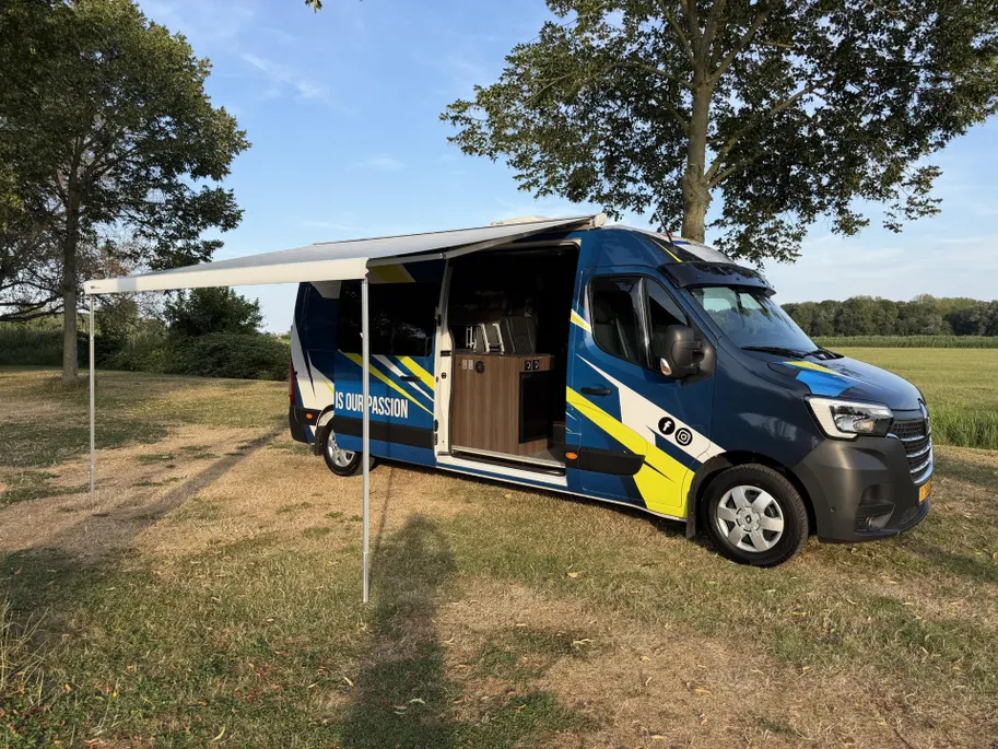 Renault Master T35 2.3 dCi 135 L3H2 Work Edition | Camper Edition | Motorsport Edition | Thule Omnistor Luifel | Airco in Leefruimte | TV | Koelkast | Magnetron | Volledig Bed | 2 Lederen Stoelen | DAB | LED Verlichting Leefruimte |