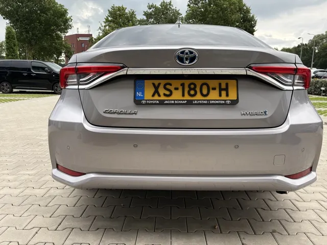 Toyota Corolla 1.8 Hybrid Executive | Leer | All Seasons