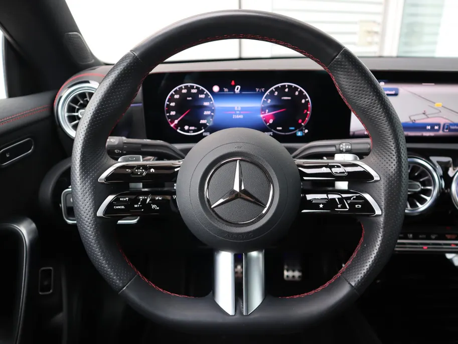 Mercedes-Benz CLA 180 Business Solution AMG l Trekhaak l Panoramadak l stoelverwarming