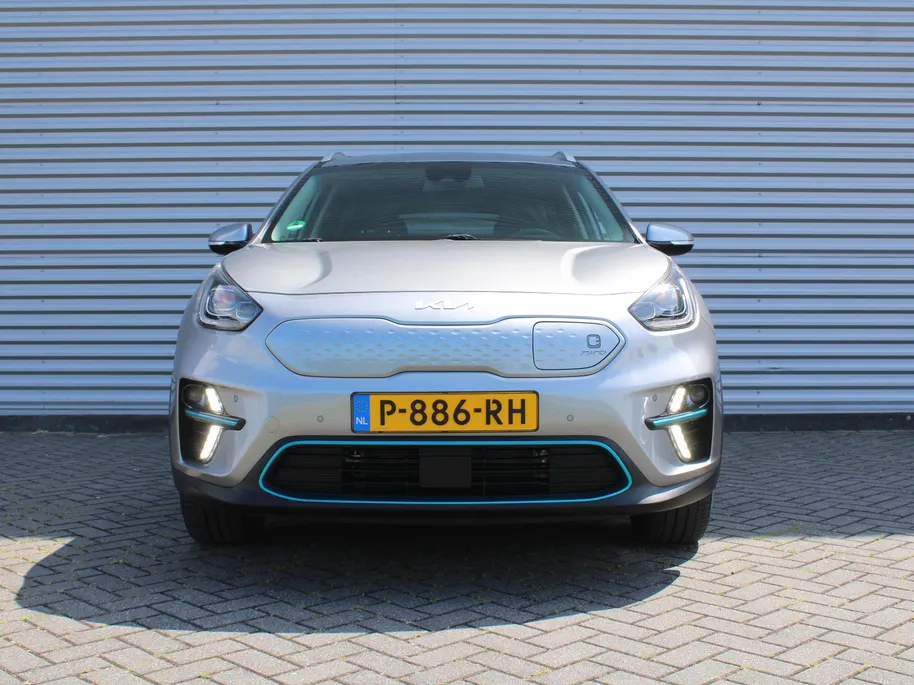 Kia e-Niro DynamicPlusLine 64 kWh | Schuif-/kantel dak | Cruise adapt.| Navi | 17' LM | Stuur-/stoelverwarming | Camera | Clima |