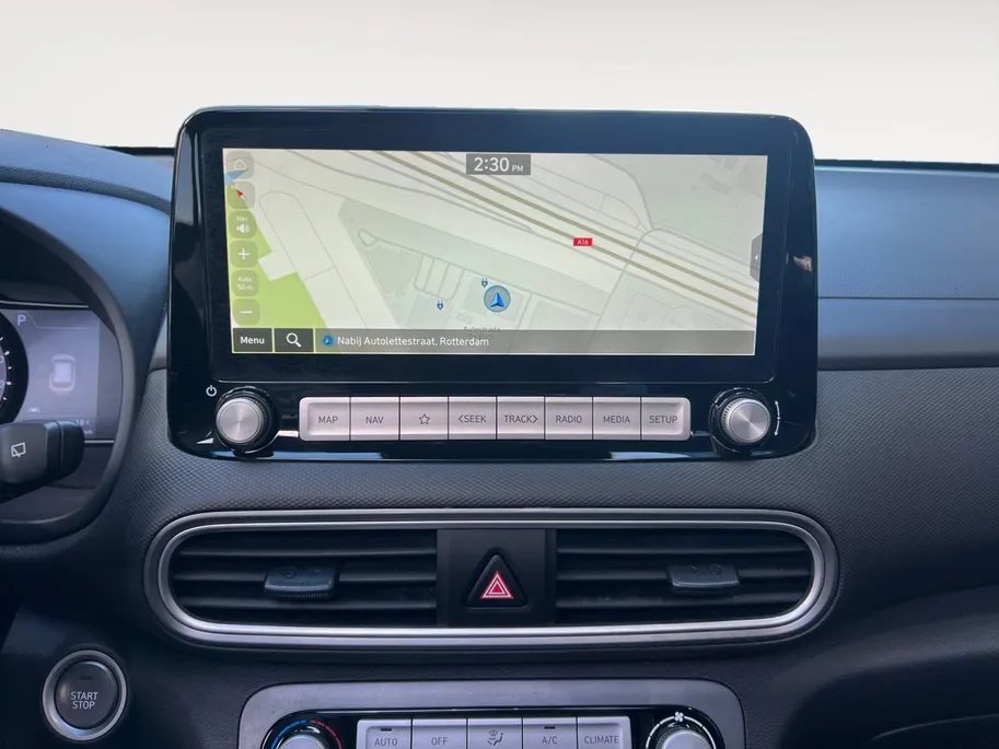 Hyundai Kona EV Fashion 64 kWh 204PK | Warmtepomp | Navigatie | Apple Carplay & Android Auto | Adaptive cruise control | Open dak | Head-up display | Achteruitrijcamera |