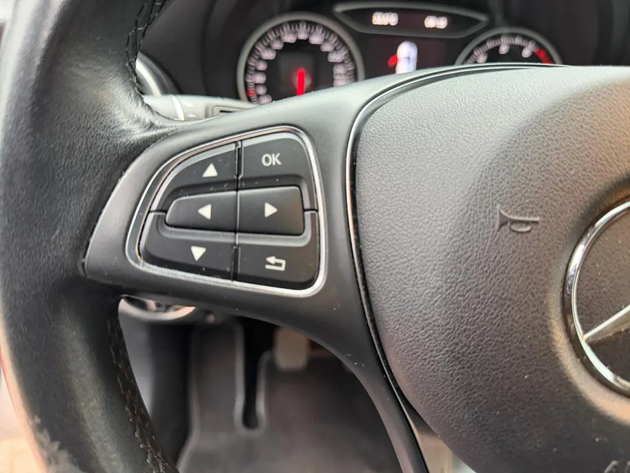 Mercedes-Benz A-Klasse 180 Business Solution | Zeer nette auto | Navigatie | Achteruitrijcamera | Parkeersensoren v + a | Comfort stoelen | Stoelverwarming | Bovag garantie | NAP