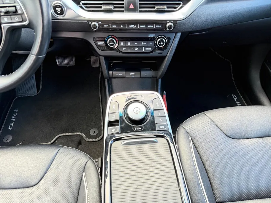 Kia e-Niro ExecutiveLine 64 kWh | LEDER | CAMERA | JBL | STOELVERWARMING/ VENTILATIE | PARKEERSENSOR |