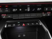 Audi A3 Sportback 45 TFSI e S edition Competition Panoramadak · SONOS Sound System · 19'' lichtmetalen velgen · Sportstoelen alcantara · MEGA Sale