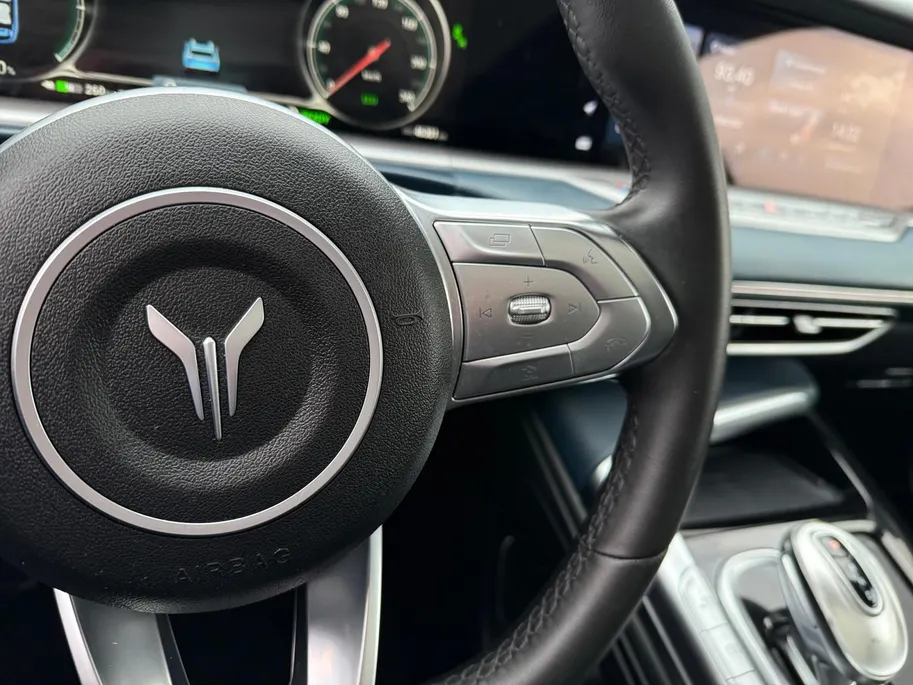 Voyah Free Flagship Edition 4WD 106 kWh | Full Option | 500 km rijbereik | Luchtvering | Stoelkoeling, -verwarming en -massage | Blackline exterieur & interieur |