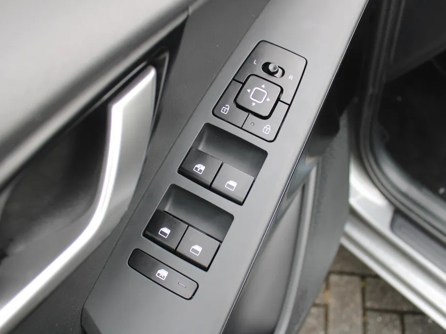 Kia Niro EV Light Edition 64.8 kWh | Airco | Cruise | Navi | Camera | PDC | 17' LM | All season banden | 17% bijtelling |