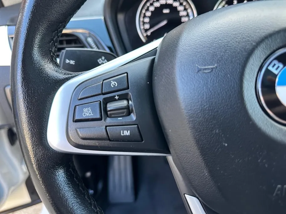 BMW X1 sDrive18i High Executive | Automaat | Head-Up Display | Automatische Achterklep | Panorama Dak | Stoelverwarming | Volledig Lederen Bekleding | Dealer Onderhouden | Camera | 12 Maanden BOVAG Garantie