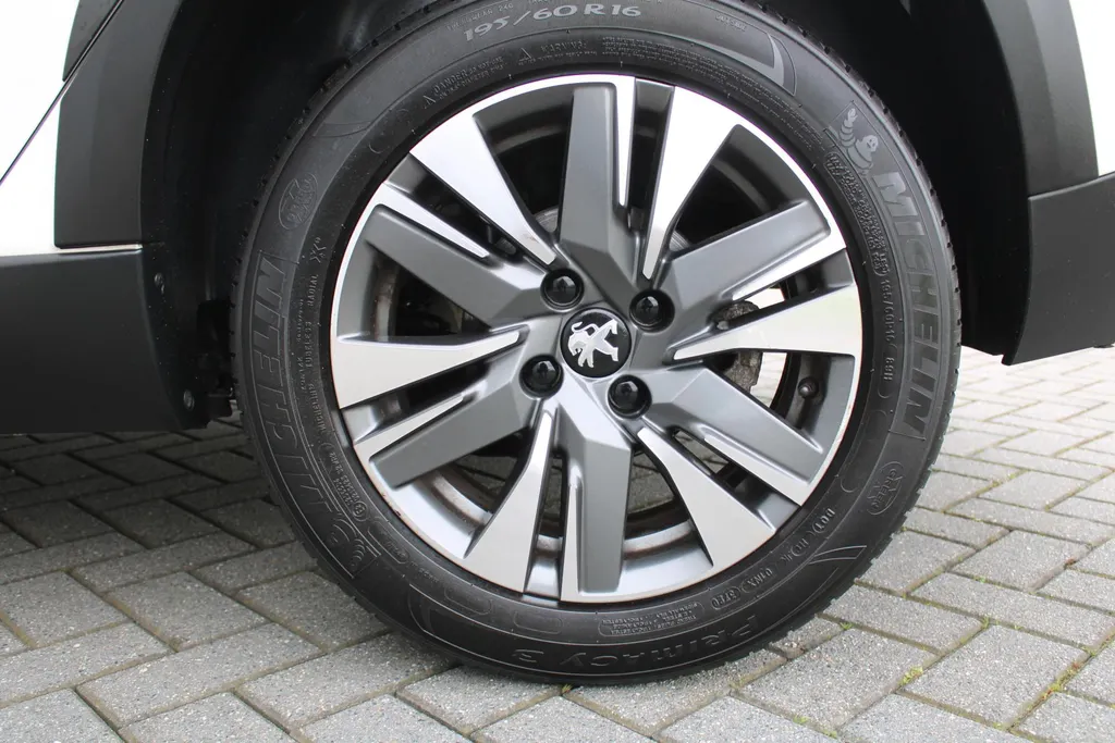 Peugeot 2008 1.2 PureTech Allure | Airco | Cruise | 16' LM |