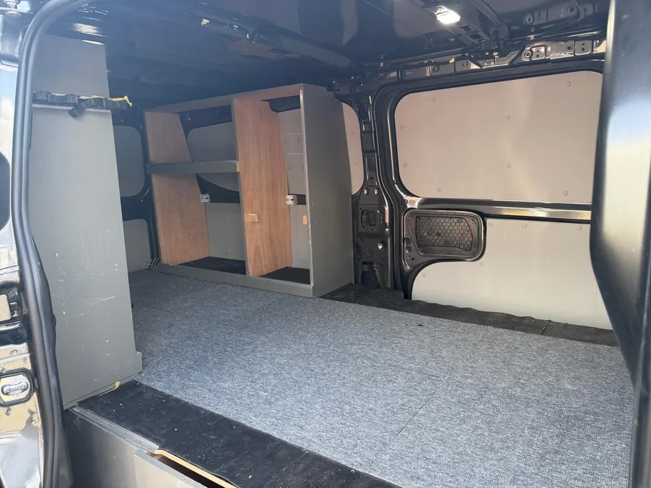 Ford Transit Custom 300 2.0 TDCI L2H1 Sport | Automaat | Adapt. Cruise control | BLIS | Winter pack | Elektr. bestuurdersstoel | Parkeersensoren voor en achter | Achteruitrijcamera | Navigatie | Apple carplay & Android auto | 18' lichtmetalen velgen | Bovag garantie |