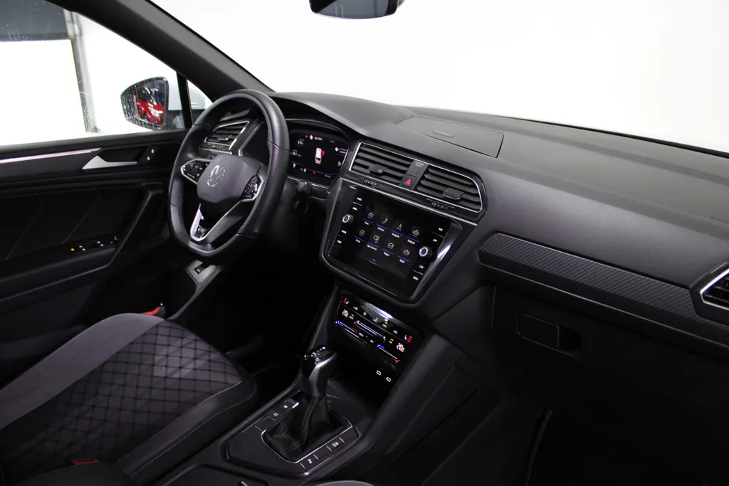 Volkswagen Tiguan Allspace 1.5 TSI DSG-7 R-Line Business 7p. 7-persoons / Stoel + Stuurverwarming / Camera / Elektr. klep /