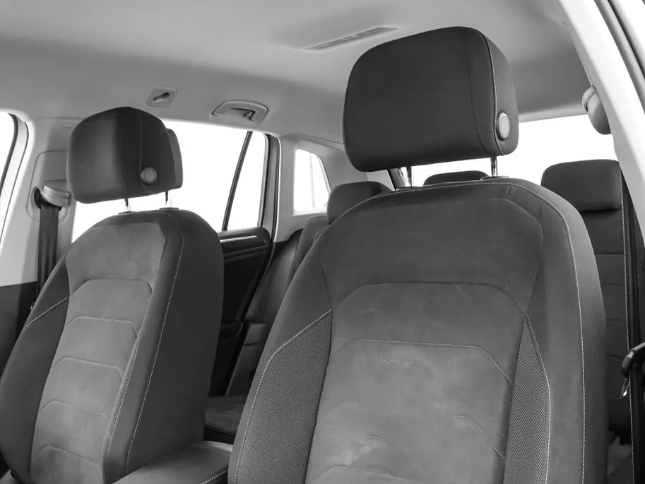 Volkswagen Tiguan 1.4 TSI 245pk DSG eHybrid Elegance · 360 Camera · Wegklapbare Trekhaak · Apple/Android Car Play · Dodehoek Detectie · 18'' Inch · Stoel & Stuurwiel verwarming ·