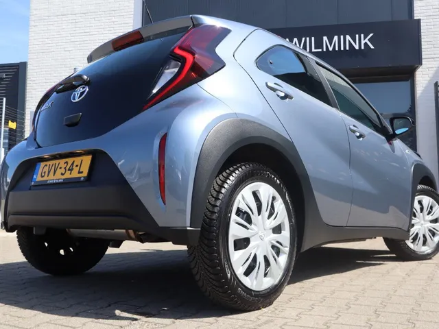 Toyota Aygo X 1.0 VVT-i MT Play Allseason banden | Armsteun