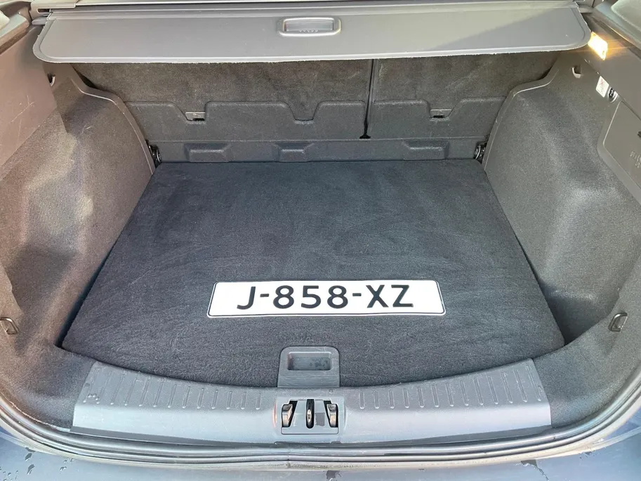 Ford Kuga 1.5 EcoBoost Titanium nette dealer auto | Wegklapbare trekhaak| Navigatie| elec achterklep| Parkeersensoren| 4 seizoen banden| Stuur verwarming| Stoel verwarming| Vooruit verwarming| Climate Control |