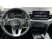Kia Ceed Sportswagon 1.5 T-GDi DynamicLine | All-Seasonbanden | Apple Carplay / Android Auto | Navigatiesysteem | Parkeersensoren Voor + Achter | Parkeercamera Achter | Licht + Regensensor | Cruise Control | Climate Control | 16'Lichtmetalen velgen