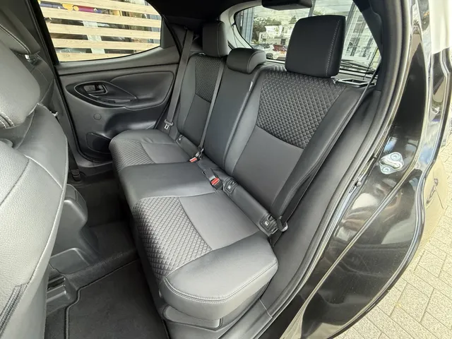 Toyota Yaris 1.5 Hybrid Executive Bi-Tone | PDC V+A | HUD