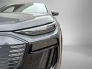Audi Q6 e-tron S edition 83 kWh 252pk · Panoramadak · Inklap. Trekhaak · Luchtvering · 360 Camera · Matrix LED · Elek. Stoelen + Geheugen Bestuurder · Garantie t/m 19-06-2030 of 100.000km